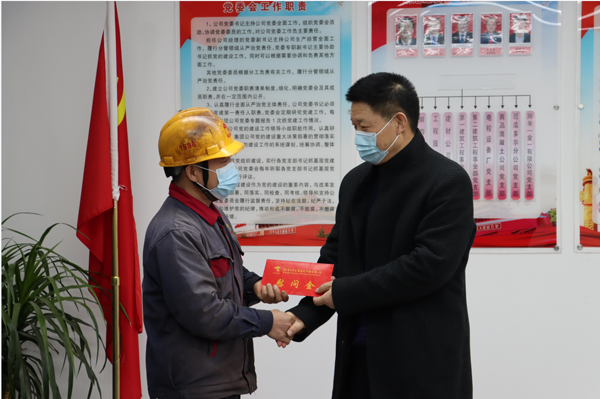 集團公司黨委委員、副總經(jīng)理胡新付到公司走訪慰問