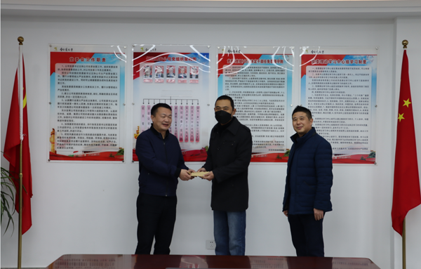 集團公司黨委委員、副總經(jīng)理胡新付到公司走訪慰問